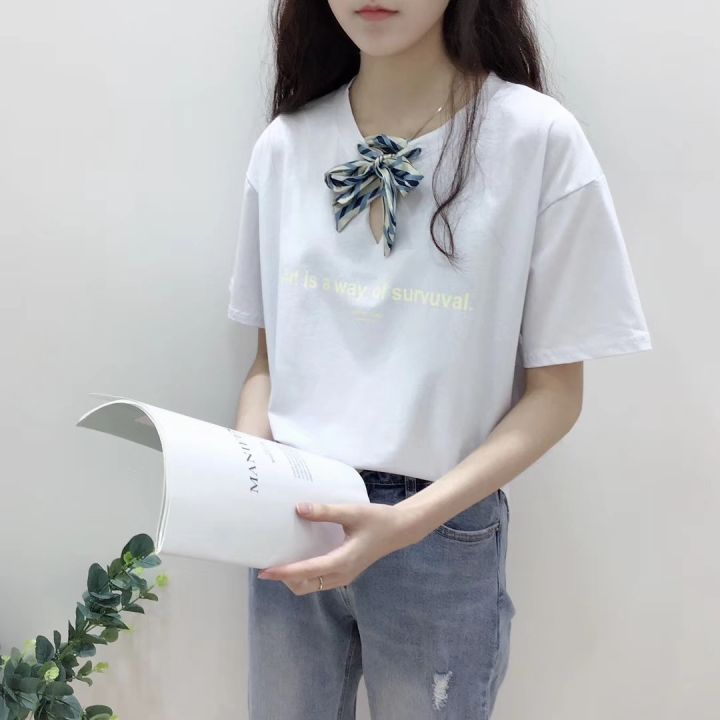 สินค้าขายดี-สไตล์เกาหลี-เสื้อ-oversizeคอกลม-เสื้อยืดผู้หญิง-เสื้อยืด-สีพื้นขาว-ผูกโบว์ที่คอ-ลายตัวหนังสือ-1k165