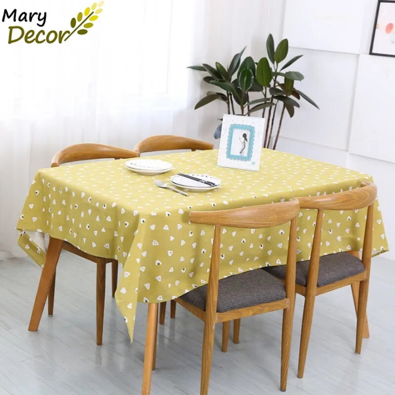 Muốn trang trí bàn ăn của bạn thêm phần tươi tắn và ngọt ngào hơn? Hãy sử dụng khăn trải bàn Mary Decor màu vàng đất. Với màu sắc ấm áp, chất liệu dày dặn và độ bền cao, khăn trải bàn này sẽ giúp bạn tạo ra một không gian ẩm thực đầy ấn tượng và tình cảm.