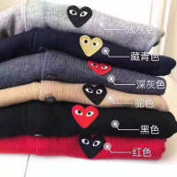 Original COMME Des Garcons CDG Play ผ้าฝ้ายบริสุทธิ์คุณภาพสูงผู้หญิงผู้ชายแขนยาวเสื้อกันหนาวถัก Cardigan รอบคอและเสื้อกันหนาวคอวียอดนิยมยอดนิยม Unisex คู่สวมใส่