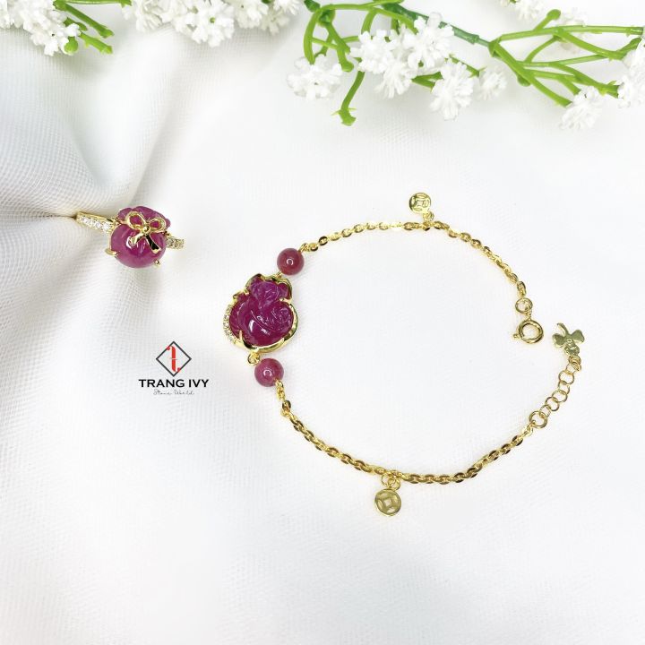 Combo Trang Sức Ruby: Lắc Tay Túi Tiền Và Nhẫn Hồ Ly: Thiết kế lắc tay và nhẫn hồ ly mang đến cho người đeo một phong cách quyến rũ và cá tính. Sản phẩm được làm từ đá Ruby tự nhiên kết hợp với sắc đỏ tươi sáng của hồ ly và túi tiền vô cùng tiện lợi. Với giá cả hợp lý cùng chất lượng cao, sản phẩm này sẽ làm quý khách hài lòng.