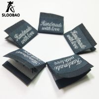 100pcs 2*2.5cm Hand Made With Love DIY Woven Main Labels Middle Folded For Garment Clothes Bags Shoes Clothing Tags Accessory Stickers Labels