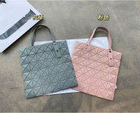 2022ด้านล่างเดียวกัน Frosted Series 6X6ตาราง Miyake รุ่นเดียวกันอายุการใช้งานรูปทรงเรขาคณิตรูปสี่เหลี่ยมขนมเปียกปูนพับได้/สีเทาเขียวกระเป๋าสุภาพสตรี