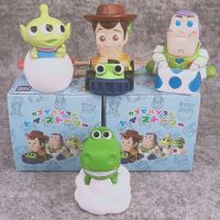 ของเล่น4ชิ้น/เซ็ตของเล่นนิทาน Woody Buzz Lightyear รถไฟแถวสถานี Q Edition เครื่องประดับกล่องทึบของเล่น