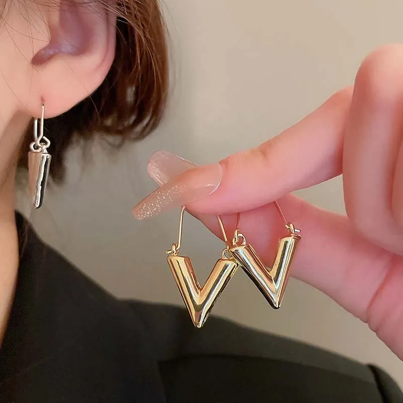 2023 Statement Heavy Metal Simple Design V Letter Circle Luxury Earrings  for Women Elegant Party Fashion Jewelry Gift