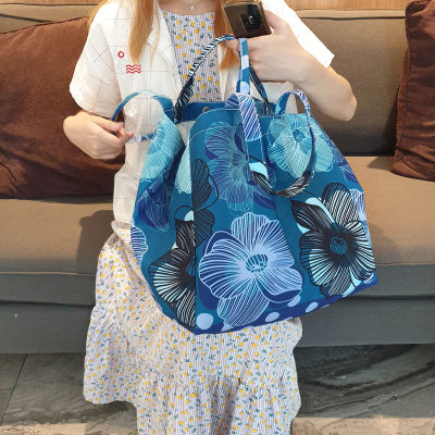 New Arrival-กระเป๋ารุ่น Lilly ลายดอกสีน้ำเงิน ฟ้า  กระเป๋าผ้าแคนวาสพิมพ์ลาย สายสะพายไหล่และหิ้วได้ 2 แบบ