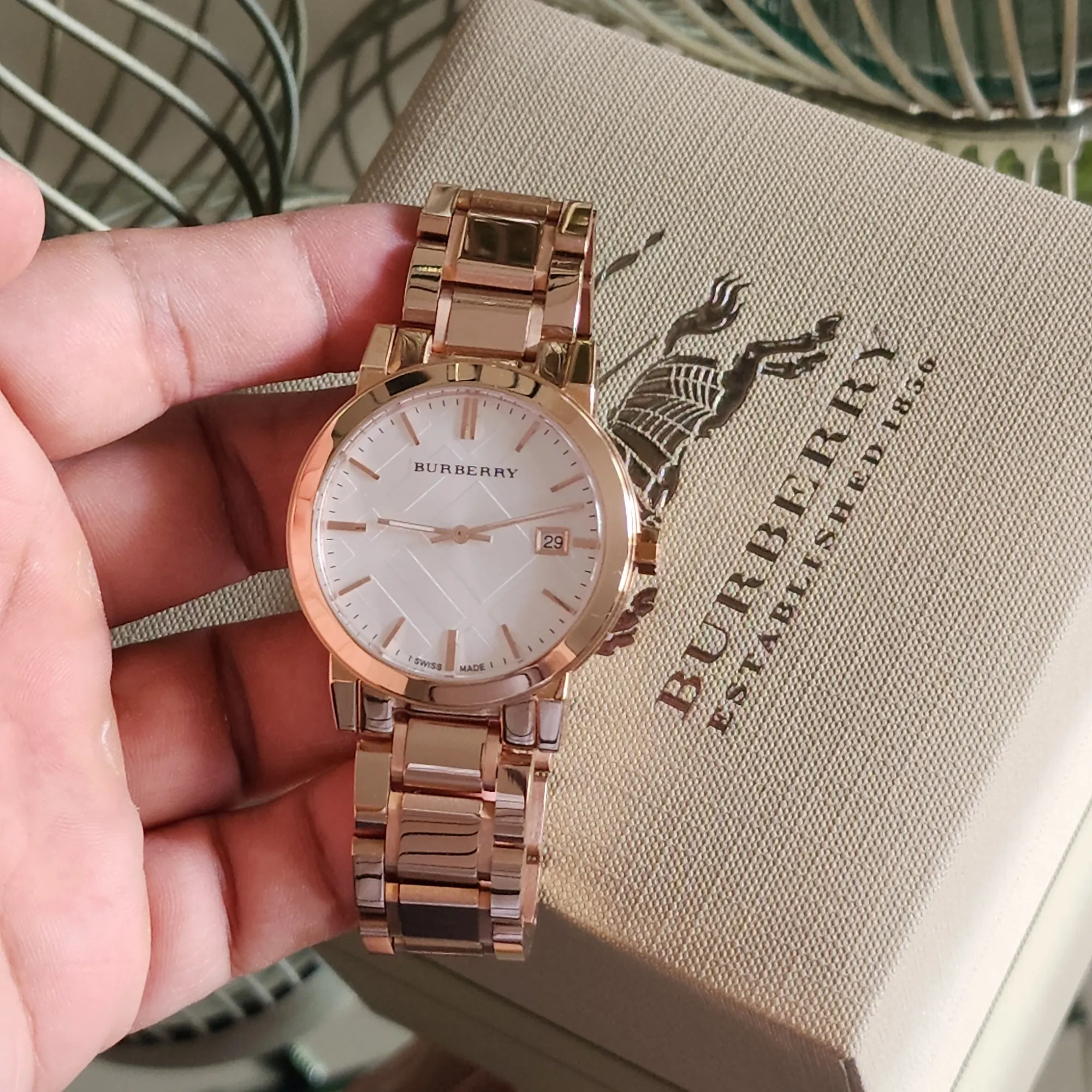 Arriba 60+ imagen burberry established 1856 watch