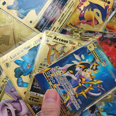 การ์ดโลหะโปเกมอน Charizard การ์ดเหล็ก Pikachu Arceus Mewtwo Lucario Eevee ตัวอักษรที่เป็นประกาย Vstar Vmax เกมการ์ดภาษาสเปน