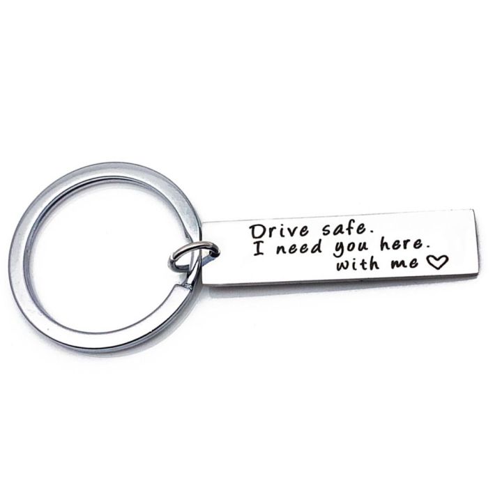 สลักตัวอักษรขับขี่ปลอดภัยของขวัญแฟนหนุ่มสามีกุญแจรถทำจากสเตนเลสพวงกุญแจพิเศษเฉพาะตัวส่วนตัว
