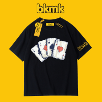 BKMK Poker เสื้อยืดพิมพ์ลายเสื้อคอคลมแขนสั้นให้สัมผัสสำหรับผู้ชายฤดูร้อนผ้าฝ้ายทรงหลวมแบรนด์ทันสมัย