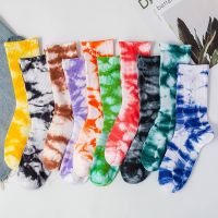 【Sock shop】มัดย้อมถุงเท้าถนนแนวโน้มสูงถุงเท้าน้ำด้านบนผู้ชายและผู้หญิงถุงเท้าผ้าฝ้ายสีทึบบาสเกตบอลผู้ชายถุงเท้าสเก็ตบอร์ด