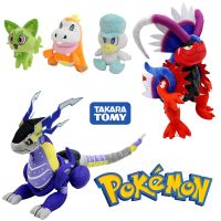 Sprigatido Fuecoco Quaxly Koraidon Miraidon ตุ๊กตาหนานุ่ม Pokémon สีแดงเข้มและยัดไส้สีม่วงตุ๊กตาของขวัญวันคริสต์มาสของขวัญสำหรับเด็ก