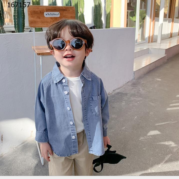 Áo sơ mi jean bé trai: Với chiếc áo sơ mi jean bé trai, cậu bé trong bức hình đủ sức khiến người khác say mê với sự đáng yêu và phong cách của mình.