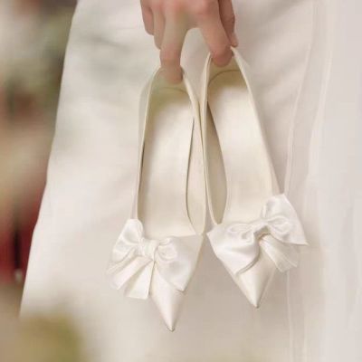 รองเท้าส้นสูง ผ้าซาติน ประดับโบว์ สีขาว สไตล์ฝรั่งเศส สําหรับผู้หญิง เจ้าสาว ใส่ไปงานแต่งงาน