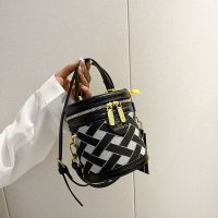✔ Niche design bag womens bag 2023 new summer all-match fashion shoulder Messenger bag casual bucket bag wholesale