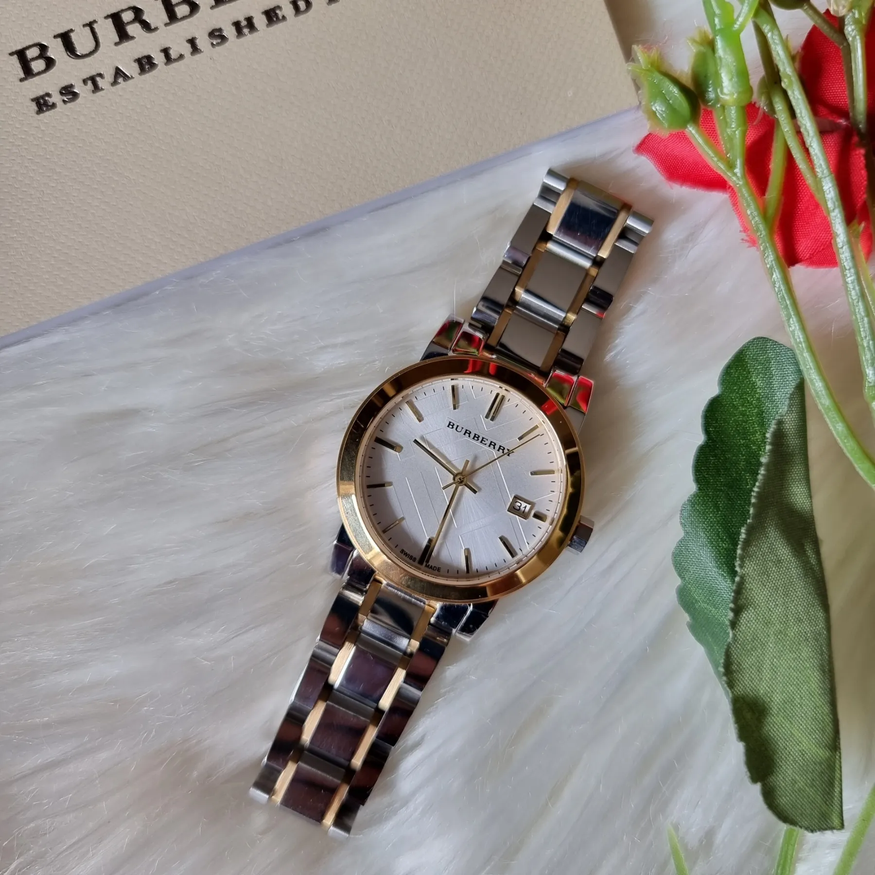 Authentic Burberry Heritage Silver Dial Two-tone Silver and Gold-tone  Bracelet Women's Watch BU9115 | Lazada PH