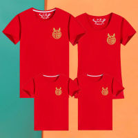 CNY 2024เสื้อยืดสำหรับครอบครัว Fu ตัวอักษรมังกรปีพ่อแม่-เด็กครอบครัวแขนสั้นสามปากแพ็คครอบครัว2024ปีใหม่เสื้อยืดปีเกิดสีแดงเสื้อยืดแฟชั่นตรุษจีน2024ปีของมังกร