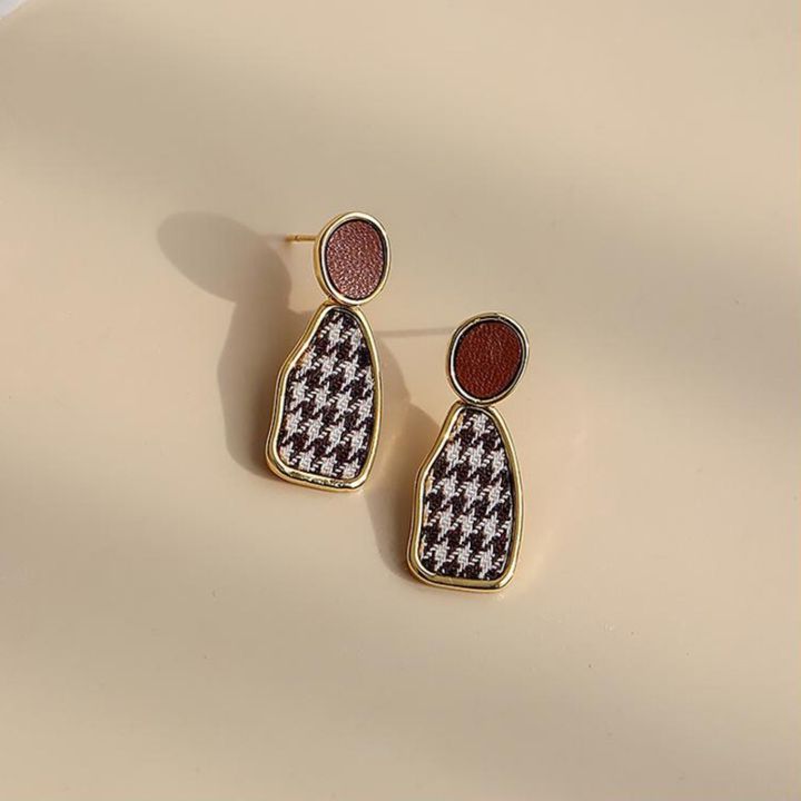 cod-houndstooth-earrings-niche-female-winter-retro-high-end-temperament-ear-mosquito-coil-french-light-luxury-atmosphere-personality-clip