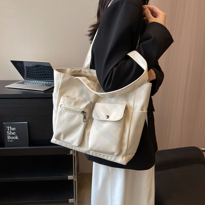 ผ้าใบกระเป๋าแบบหนีบแขนแฟชั่นกระเป๋าถือผู้หญิงสีทึบเรียบง่ายพกพาได้สำหรับใส่ทำงาน