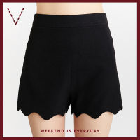 VICKS Pleated Shorts with Scallop Hem กางเกงขาสั้น ตกแต่งชายโค้ง