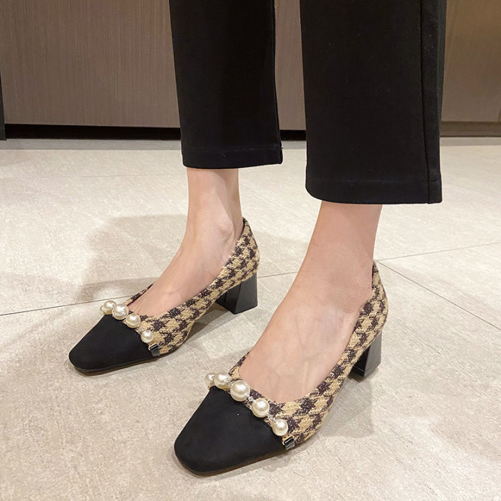 รองเท้าส้นสูงผู้หญิง-2023-ฤดูใบไม้ผลิใหม่หัวสี่เหลี่ยมปากตื้นแฟชั่นเพิร์ลพรีเมี่ยมรู้สึกหนาส้นไม่สั่นเท้าแนวโน้มรองเท้าเดี่ยว-i2ks