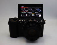 Sony A5100 กล้องคอมแพค α5100 การเชื่อมต่อแบบ Wi-Fi® และ NFC ทำให้คุณสามารถถ่ายโอนภาพถ่ายหรือภาพยนตร์ ไปยังสมาร์ทโฟนหรือแท็บเล็ต Android เป็นเรื่องง่าย โดยไม่ต้องตั้งค่าซับซ้อน