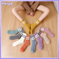 PERPE ของขวัญคริสต์มาส หนา ตุ๊กตา ฤดูหนาวที่อบอุ่น ถุงเท้ากำมะหยี่ปะการัง Stripe Sox สีลูกกวาด ถุงเท้านอน