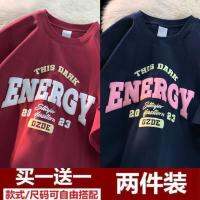 [ซื้อหนึ่งรับหนึ่งฟรี] เสื้อยืดสีแดงไวน์วินเทจอเมริกาสำหรับผู้ชายชุดหลวมแขนสั้นขนาดใหญ่โลโก้ยอดนิยมแขนกางเกงขาสั้นใส่ในสวน