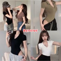 จัดส่งฟรี Bentoy(L22)เสื้อบอดี้สูท เสื้อไหมพรม ดีเทลหน้าวีแต่งคอปก แขนสั้น ผ้านิ่มใส่สบาย