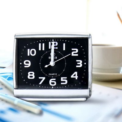 นาฬิกาปลุกขนาดเล็กเงียบไม่มีเสียงรบกวนนาฬิกาหัวเตียงBatteriดำเนินการนาฬิกาปลุกแบบแอนะล็อกEasy Setสำหรับตั้งตอนกลางคืนข้างเตียง