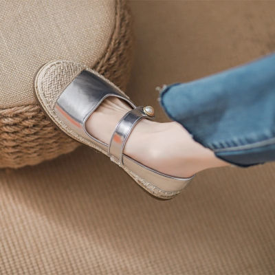 2023 รองเท้าชาวประมงปากตื้นสไตล์ฝรั่งเศสแฟชั่นใหม่สำหรับฤดูใบไม้ร่วงรองเท้า Mary Jane ส้นแบนสีเงินสไตล์ชาแนล