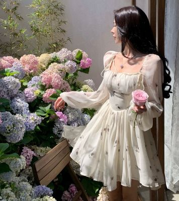ฤดูร้อนแขนพัฟความรู้สึกระดับไฮเอนด์ดอกไม้สีขาวชุดนางฟ้าฝรั่งเศสออกแบบเอวกระโปรงสั้นรักครั้งแรก