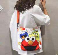 กระเป๋าผ้าสะพาย ปรับระยะสายได้ มีหูถือ (หูหิ้ว) ลาย THE  COOKIE  MONSTER   WHITE    ขนาด 34 x 27 x 9 CM มีซิป และ  มีช่องแบ่งด้านใน ลายการ์ตูนสีสดใส สวยงาม NPNN