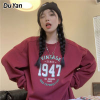 Du Yan เสื้อสเวตเตอร์ผู้หญิง เสื้อสเวตเตอร์คอกลมแขนยาวพิมพ์ลายตัวอักษร เสื้อสเวตเตอร์แขนยาวหลวมสบาย ๆ ขนาดบวก เสื้อสเวตเตอร์สไตล์เกาหลี