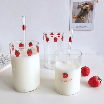 [ใหม่2023] 300Ml Strawberry น่ารัก Nordic แก้วแก้วพร้อมหลอดความคิดสร้างสรรค์โปร่งใสถ้วยน้ำนักเรียนนมทนความร้อนได้แก้ว