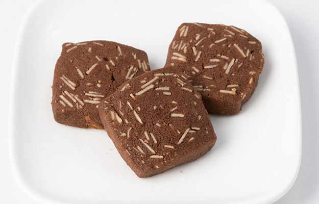 ito-confetti-chocolate-with-almond-ช็อคโกแลตที่เข้มข้นนวดด้วยอัลมอนด์หั่นบาง-ๆ-และอบด้วยเนื้อสัมผัสที่นุ่มนวล