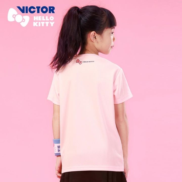 เสื้อยืดแฟชั่นสำหรับเด็ก-victor-victor-hello-kitty-victory-kt202jr-ชุดกีฬาแบดมินตัน-hello-kitty