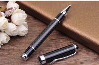 【❖New Hot❖】 hou20683 ปากกาโลหะแบบหนีบเส้นใยสีดำสีขาวปากกาลูกลื่นคาร์บอนไฟเบอร์ปากกาที่มีคุณภาพสูง