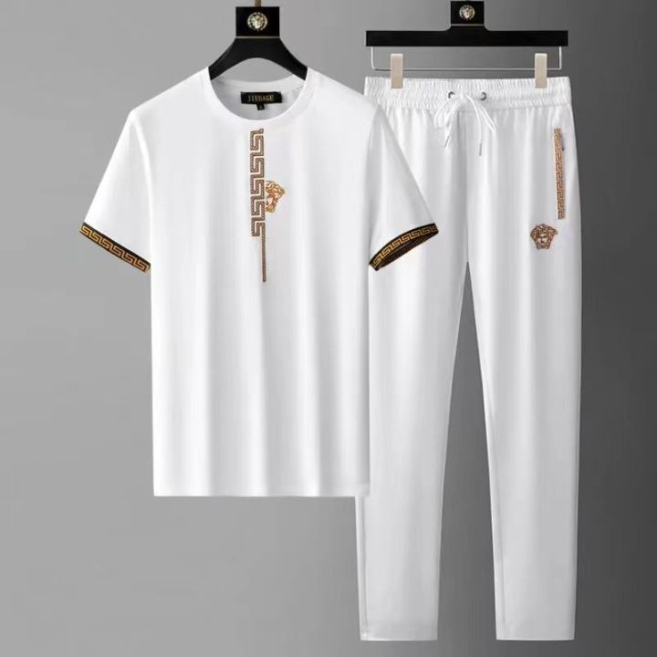 chaopai-medusa-versacese-ชุดกีฬาผู้ชายทันสมัย-ชุดลำลองฤดูร้อน-สูทสไตล์ฮ่องกง-คาร์ดิแกนของผู้ชาย-เสื้อเลกกิ้งพิมพ์ลายสีขาวแขนสั้นชุดสองชิ้น
