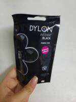 ไดล่อน สีย้อมผ้า สูตรพรีเมี่ยม Dylon Premium Dye สีดำ สีย้อมผ้าในครัวเรือนที่ดีที่สุดของไดล่อน 	ใช้ย้อม ผ้าเส้นใยธรรมชาติ ทุกชนิด ผ้าฝ้าย ผ้าลินิน ผ้าเรยอง ผ้าไหม ผ้าขนสัตว์ ผ้าฝ้ายผสม โพลิเอสเตอร์ ผ้ามัดย้อม ผลิตในประเทศอังกฤษ เป็นสีปลอดสารพิษ Non-Toxic