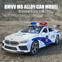 BMW M8 โลหะผสมรถตำรวจของเล่นจำลอง 110 รถของเล่นเสียงและแสงดึงกลับรถตำรวจโมเดลรถของเล่นเด็กชาย