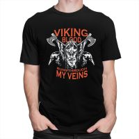 เสื้อยืดแขนสั้นผ้าฝ้ายพิมพ์ลาย Viking Blood Runs Through My Veins สําหรับผู้ชาย  XI5K