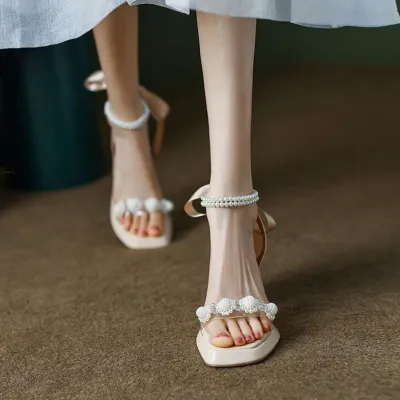 รองเท้าแตะผู้หญิงมุกสไตล์นางฟ้า 2023 ใหม่ฤดูร้อนเปิดนิ้วเท้าแมทช์ลุคง่ายส้นหนาพร้อมสายกระโปรงใส