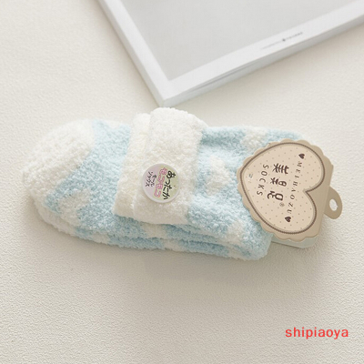 Shipiaoya ถุงเท้าเตียงสำหรับสตรีรักหัวใจปุยถุงเท้าเดินพื้นนุ่มของขวัญฤดูหนาวที่อบอุ่น