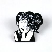 【Fashion house]วินเทจ Audrey Hepburn ภาพยนตร์90วินาทีเสื้อผ้า Pins เด็กผู้ชายผู้หญิงตลกกระเป๋าเป้สะพายหลังเสื้อผ้า Diy เคลือบเข็มกลัดตราปกของขวัญ