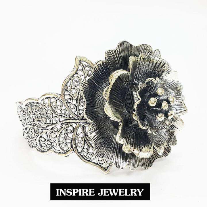 inspire-jewelry-กำไลลายดอกไม้ฉลุลาย-งานdesign-สวยหรู-ตัวเรือน-มีให้เลือกสองสี-ทอง-และ-เงินรมดำสามารถปรับขนาดได้-พร้อมถุงกำมะหยี่-งานแฟชั่น-สีทอง-เงินรมดำ-สำหรับประดับชุดไทย-เสื้อผ้าทุกชุด-สวยหรู