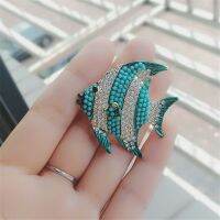 【Fashion house]ใหม่เข็มกลัดปลาน่ารักเครื่องประดับเข็มกลัดสัตว์ Shiny Rhinestone ลูกปัดสีฟ้า Tropical Fish เข็มกลัดสำหรับสตรีชุดปาร์ตี้อุปกรณ์เสริม Gift