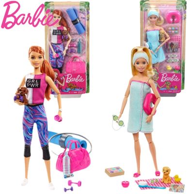 ตุ๊กตาฟิตเนส Barbie พร้อมปลอกคอสุนัขตุ๊กตาอาบน้ำวันเสื่อโยคะสปาข้อต่อยืดหยุ่น Barbie กีฬาของขวัญสำหรับเด็ก GJG55 GJG57