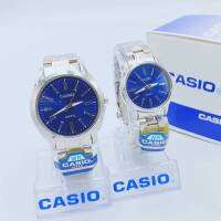 นาฬิกาข้อมือคู่แฟชั่นด้ง CASIO ​  - นาฬิกาสายเลส​ มี​ช่อง​บอก​วันที่​ - ขนาดหน้าปัด 32:38  mm ?สินค้ามีถ่าน ผ้าเช็ค ถุงผ้าแถมให้นะคะ?