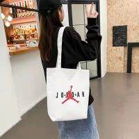 Jordanใหม่ Womens Canvas Bag กระเป๋าเป้คุณภาพสูงพร้อมความจุมากมาย(ขนาด: กว้าง 26 ซม. สูง 37 ซม.)