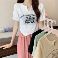 ? เสื้อครอปไหมพรม คอวี แขนสั้น น่ารักใส่สบาย สินค้าพร้อมส่ง ( 56063 )